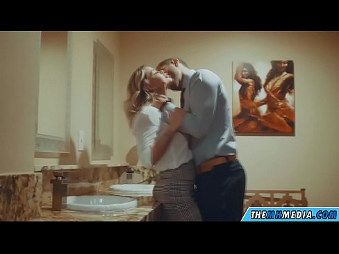 ❤️ Quando una bionda formosa ti seduce in un bagno pubblico ☑ Video di sesso al it.domhudognika.ru ❌